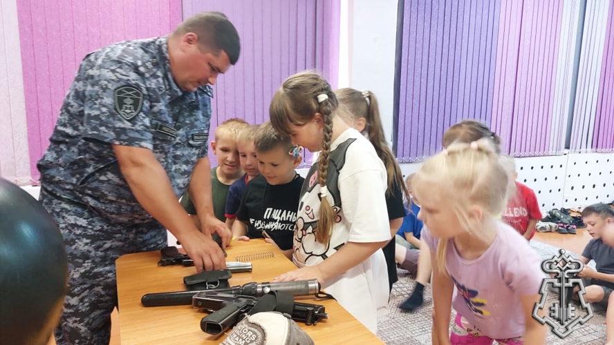  Сотрудники вневедомственной охраны продолжают акцию «Каникулы с Росгвардией».