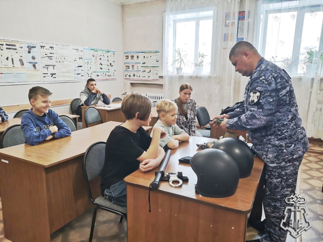 Сотрудники вневедомственной охраны Росгвардии провели тематическую встречу с учащимися 7 класса
