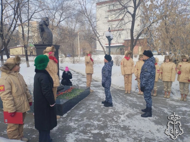 В День Героев Отечества в Свободном сотрудники вневедомственной охраны Росгвардии почтили память Героя России Ивана Маслова