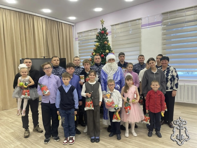К детям из социального приюта в гости с новогодними подарками пришли сотрудники вневедомственной охраны Росгвардии