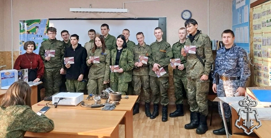 В рамках празднования 10-летия Росгвардии сотрудники вневедомственной охраны Тамбовского филиала провели профориентационную встречу со студентами