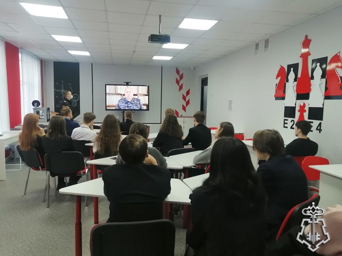 В городе Тында в преддверии 10-летия Росгвардии сотрудники вневедомственной охраны провели урок Мужества для лицеистов