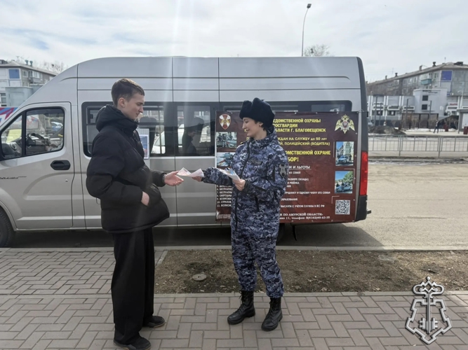 Накануне юбилея Росгвардии сотрудники вневедомственной охраны развернули на городских улицах агитационные пункты