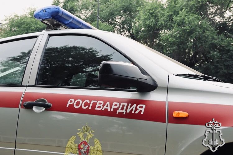 В Благовещенске сотрудники вневедомственной охраны Росгвардии отговорили мужчину от необдуманного поступка
