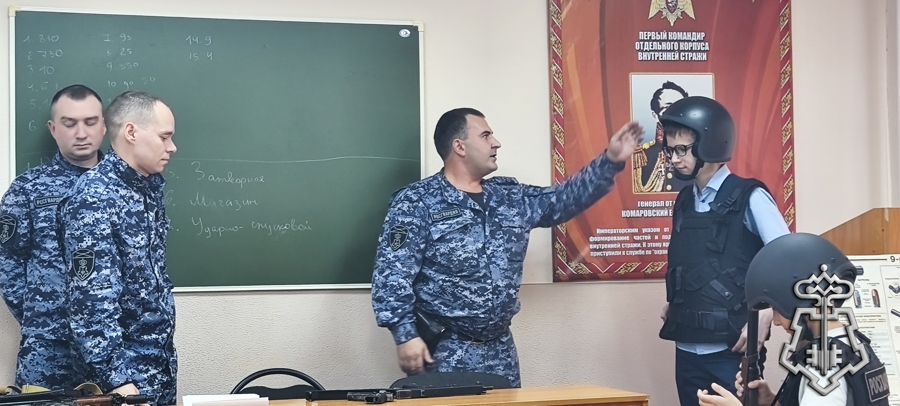 В преддверии 74-й годовщины со дня образования  вневедомственной охраны сотрудники Благовещенского филиала провели день открытых дверей для школьников