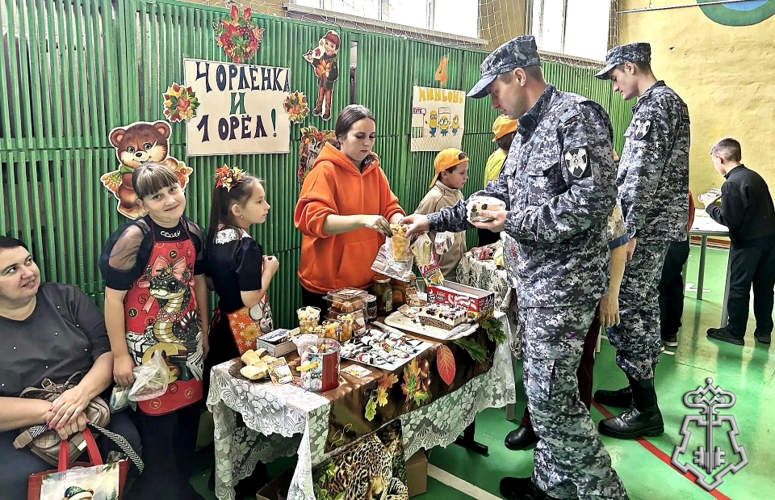 Сотрудники вневедомственной охраны Росгвардии приняли участие в осенней школьной ярмарке в поддержку СВО
