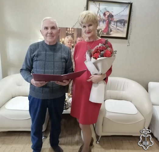 В канун юбилея ветерану службы вневедомственной охраны вручили приветственный адрес